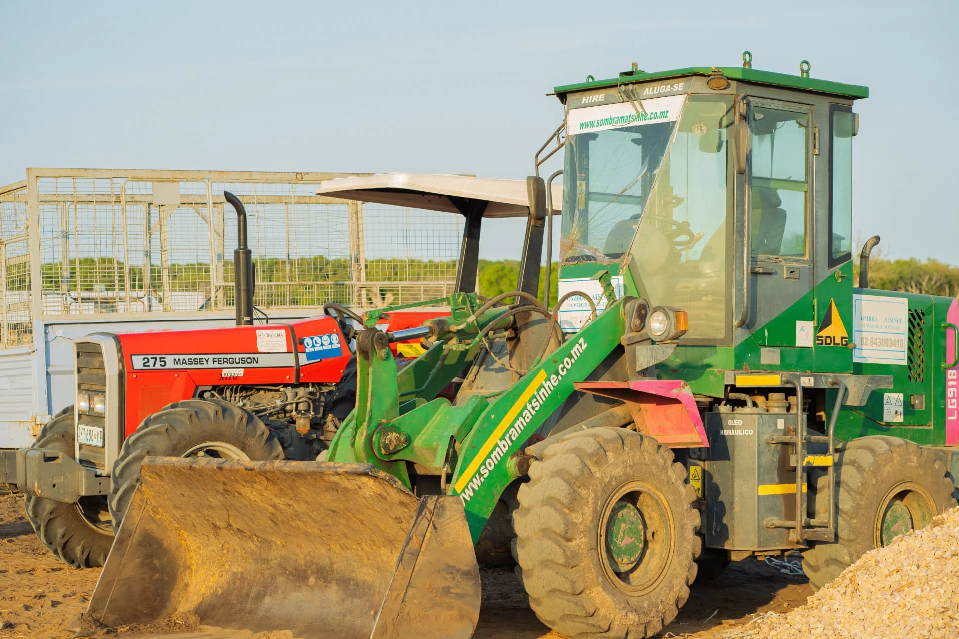 Maquinaria agrícola nos campos da Dhocolo